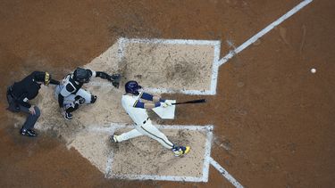 Yelich dispara grand slam y Cerveceros vencen 6-1 a Piratas