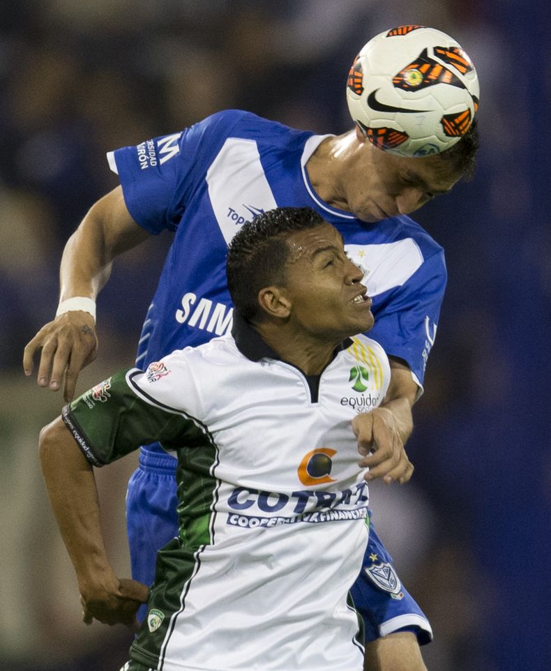 Fernando Tobio de V&eacute;lez Sarsfield, encima, disputa un bal&oacute;n con Wilson Morales de La Equidad de Colombia en el partido por la Copa Sudamericana el mi&eacute;rcoles 2 de octubre de 2013. (AP Foto/Eduardo Di Baia)