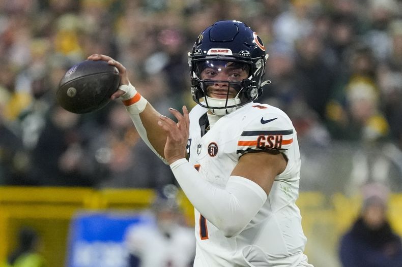 ARCHIVO - Foto del 7 de enero del 2024, el quarterback de los Bears de Chicago Justin Fields lanza el balón en el encuentro ante los Packers de Green Bay. El sábado 16 de marzo del 2024, los Bears envían a Fields a los Steelers de Pittsburgh, según fuente AP. (AP Foto/Morry Gash, File)