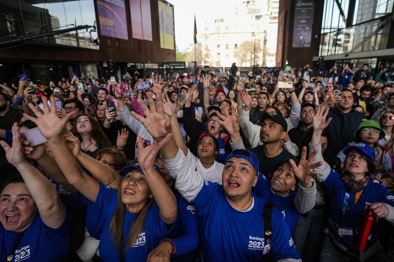 Personas participan en el lanzamiento de A La Cima, la canción oficial de los Juegos Panamericanos de Santiago 2023, en el Centro Cultural Gabriela Mistral, en Santiago, Chile, el domingo 30 de julio de 2023 (AP Foto/Esteban Félix)