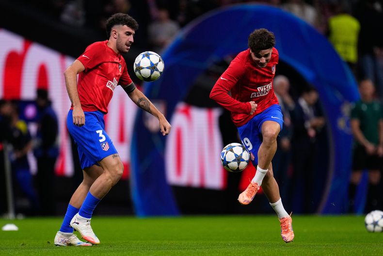 Julián Álvarez (derecha) patea un balón en el calentamiento del Atlético de Madrid previo al partido contra Union Saint-Gilloise en la Liga de Campeones, el 4 de noviembre de 2025. (AP Foto/Manu Fernández)
