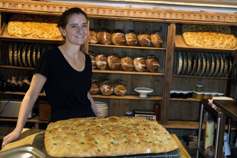 La chef mexicana Elena Reygadas posa para un retrato durante una entrevista en su restaurante Rosetta en la Ciudad de México el miércoles 26 de abril de 2023. Reygadas ganó el premio The Worlds Best Female Chef 2023 de la lista The Worlds 50 Best Restaurants a la mejor chef mujer del mundo. (Foto AP/Fernando Llano)