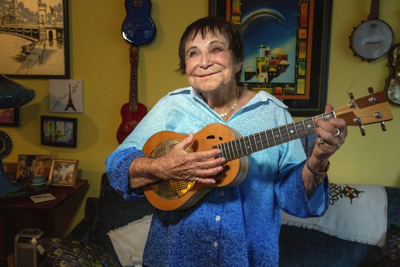 Dyan Forest, de 89 años, que ostenta el récord Guinness de comediante femenina más anciana en activo, posa en su apartamento, el jueves 19 de julio de 2024, en Nueva York. (AP Foto/Ted Shaffrey)