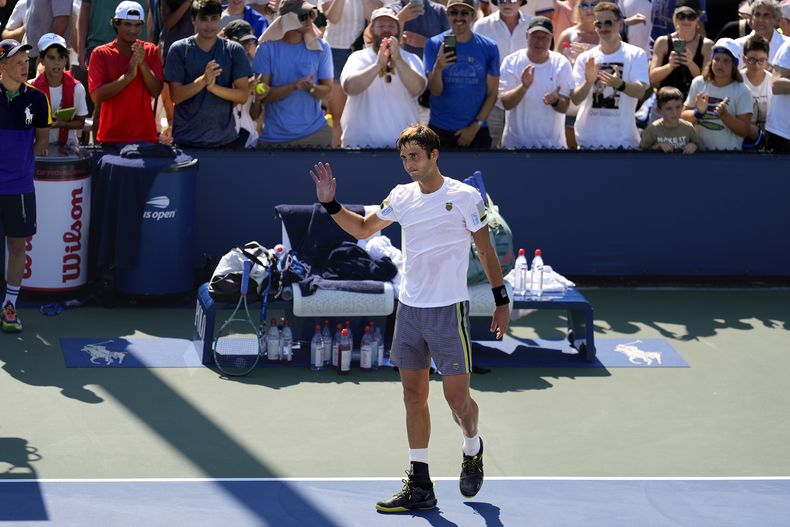 El argentino Tomás Martín Etcheverry saluda tras vencer a su compatriota Francisco Cerúndolo en la segunda ronda de Abierto de Estados Unidos, el miércoles 28 de agosto de 2024, en Nueva York. (AP Foto/Seth Wenig)