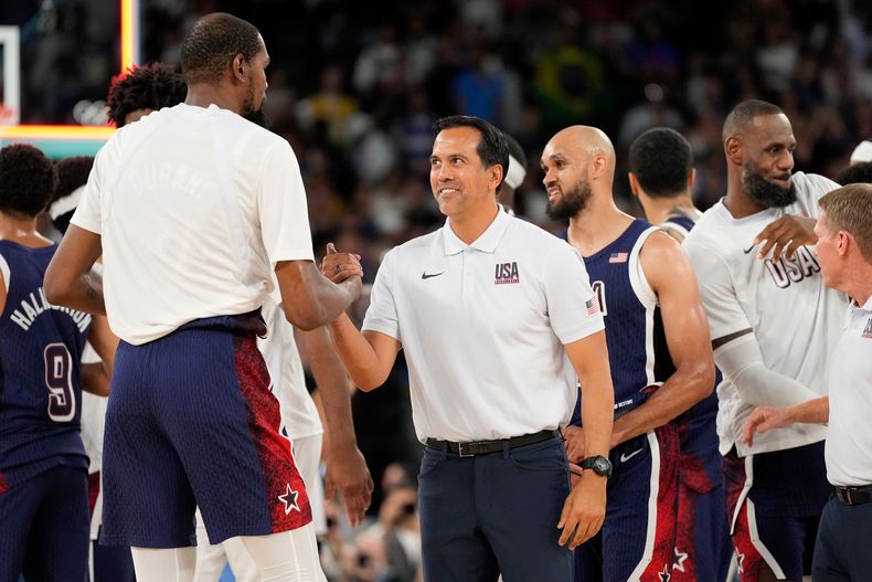 ARCHIVO - Foto del 6 de agosto del 2024, Kevin Durant junto al asistente de los Estados Unidos Erik Spoelstra se felicitan mutuamente después de que Estados Unidos venció a Brasil en los Juegos Olímpicos de París. (AP Foto/Michael Conroy, Archivo)