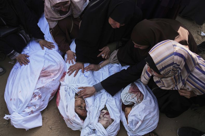 Palestinos lloran a niños de sus familias que murieron en ataques aéreos israelíes en Jabaliya, en el norte de la Franja de Gaza, el miércoles 14 de mayo de 2025. Según los hospitales locales, los ataques mataron a 48 personas, incluidos 22 niños. (AP Foto/Jehad Alshrafi)