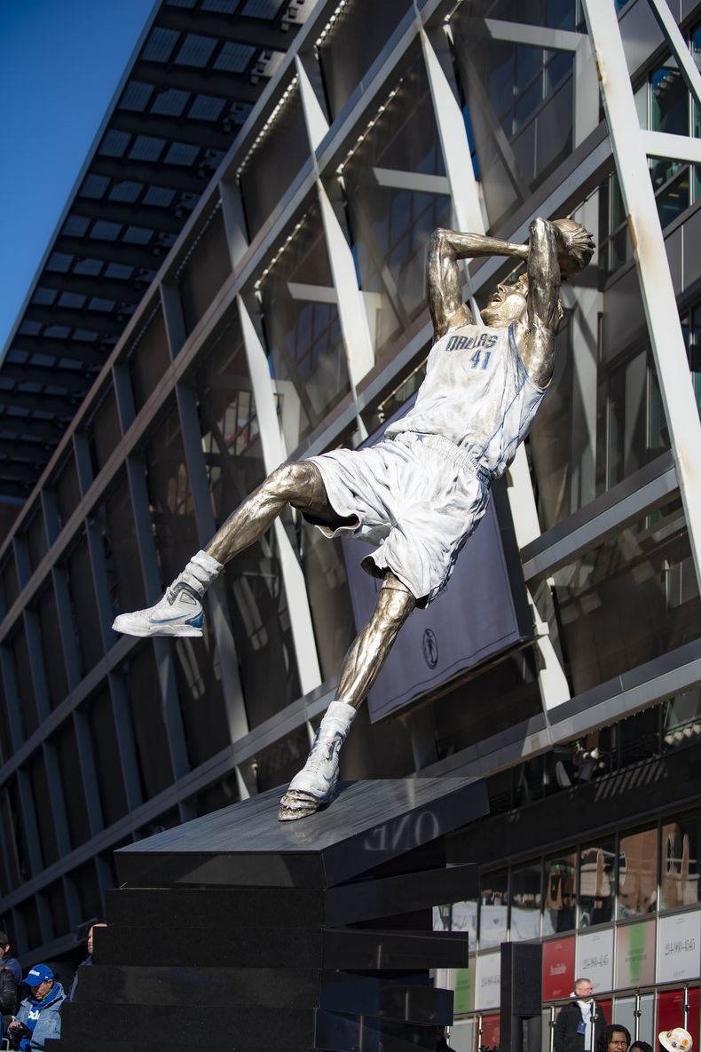 DEP-BAS NOWITZKI-ESTATUA