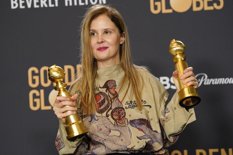 Justine Triet posa con los premios a mejor guion y mejor película en lengua extranjera por “Anatomie d’une chute” en la sala de prensa de la 81a edición de los Globos de Oro el domingo 7 de enero de 2024, en el Hotel Beverly Hilton en Beverly Hills, California. (Foto AP/Chris Pizzello)