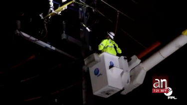 cuadrillas de fpl trabajan para restablecer  el servicio electrico en el condado miami-dade