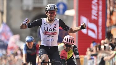 El estadounidense Brandon McNulty celebra tras ganar la 15ma etapa del Giro de Italia entre Seregno y Bergamo el domingo 21 de mayo del 2023. (Massimo Paolone/LaPresse via AP)