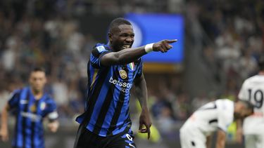 Marcus Thuram del Inter de Milán celebra tras anotar el tercer gol de su equipo en el encuentro ante el Atalanta en la Serie A el viernes 30 de agosto del 2024. (AP Foto/Luca Bruno)