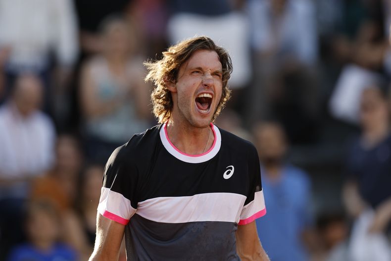 Nicolas Jarry tras derrotar a Tommy Paul en la segunda ronda del Abierto de Francia, el jueves 1 de junio de 2023. (AP Foto/Jean-Francois Badias)