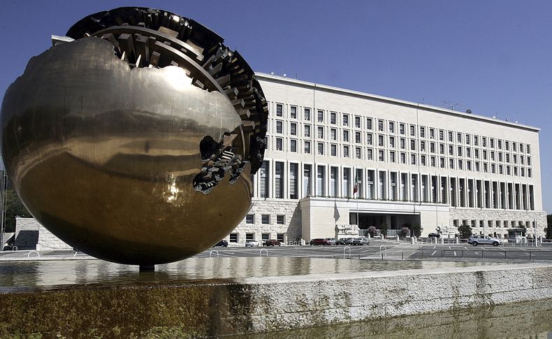 ARCHIVO - Una escultura esférica de bronce del artista italiano Arnaldo Pomodoro afuera del edificio Farnesina del Ministerio de Asuntos Exteriores italiano, en Roma, el sábado 22 de julio de 2006. (AP Photo/Plinio Lepri)