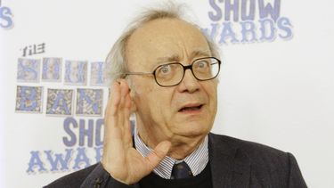 ARCHIVO - El músico austríaco Alfred Brendel, ganador del Premio de Música Clásica por Retirement Concerts, en los Premios South Bank en Londres el 20 de enero de 2009. (Foto AP/Joel Ryan, archivo)