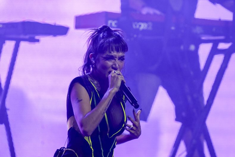 La cantante argentina María Becerra durante su concierto en el festival HERA HSBC en la Ciudad de México el sábado 24 de agosto de 2024. (Foto AP/Aurea Del Rosario)