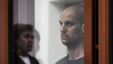 El reportero del Wall Street Journal, Evan Gershkovich, escucha el veredicto en la celda de cristal de un tribunal, dentro del edificio del “Palacio de justicia” en Ekaterimburgo, Rusia, el viernes 19 de julio de 2024. (AP Foto/Dmitri Lovetsky)