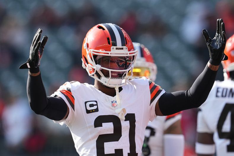 ARCHIVO - Denzel Ward, cornerback de los Browns de Cleveland, calienta antes de un partido ante los Bengals de Cincinnati, el 4 de enero de 2026 (AP Foto/Jeff Dean, archivo)