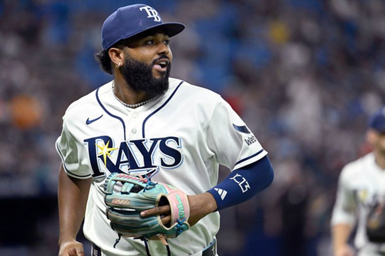 El antesalista de los Rayos de Tampa Bay, Junior Caminero, observa una repetición de camino al dugout después del último out de la parte alta de la séptima entrada de un partido de béisbol contra los Marineros de Seattle, el viernes 10 de julio de 2026, en St. Petersburg, Florida. (Foto AP/Jason Behnken)