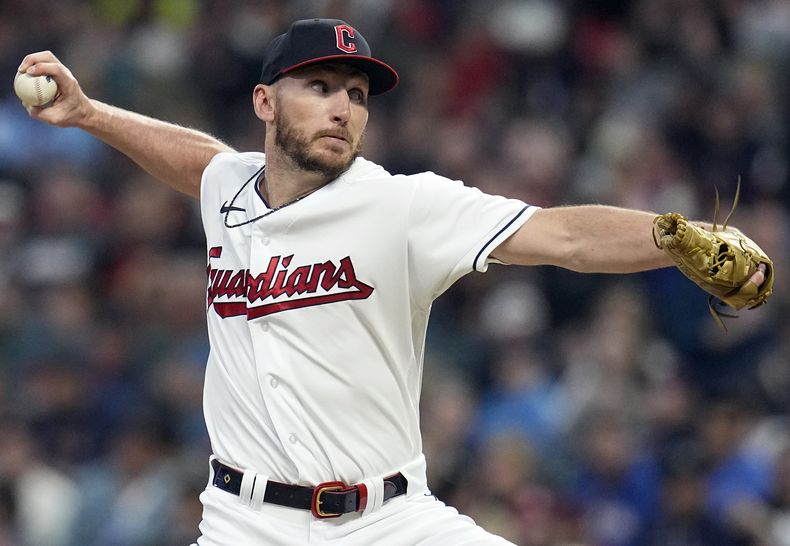 ARCHIVO - El relevista de los Guardianes de Cleveland, Trevor Stephan, lanza en la séptima entrada de un juego de béisbol contra los Cardenales de San Luis, el 26 de mayo de 2023, en Cleveland. Stephan se someterá a una cirugía del ligamento colateral cubital dentro de las próximas dos semanas después de ser examinado por los doctores Keith Meister y Neal ElAttrache. El equipo hizo el anuncio el jueves 14 de marzo de 2024. (AP Foto/Sue Ogrocki, Archivo)