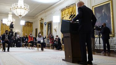 biden evita ruedas de prensa y entrevistas en su 1er ano