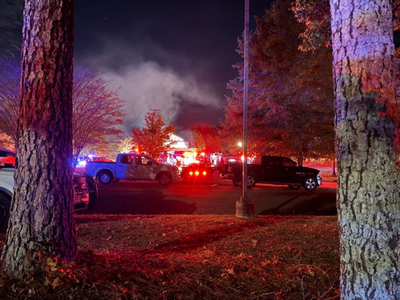 El humo se eleva de un incendio que provocó evacuaciones en el hogar para tercera edad Brookdale Senior Living en Clinton, Mississippi, el miércoles 21 de octubre de 2026. (AP Foto/Sophie Bates)