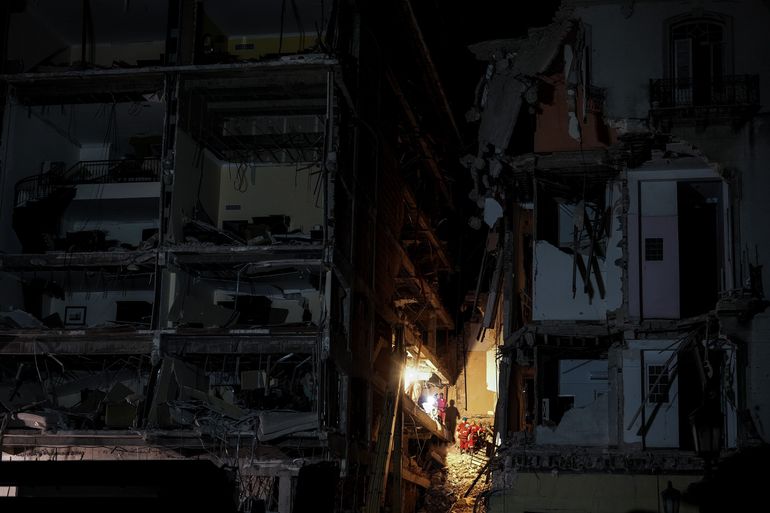 Retiran escombros de hotel cubano afectado por explosión