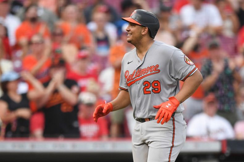 Samuel Basallo, de los Orioles de Baltimore, reacciona tras conectar un jonrón de dos carreras durante la tercera entrada de un partido de béisbol contra los Rojos de Cincinnati, en Cincinnati, el viernes 3 de julio de 2026. (Foto AP/Tanner Pearson)