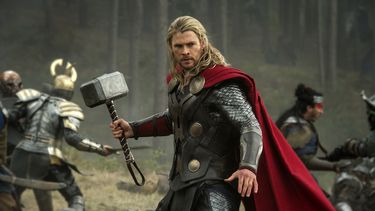 americateve | Chris Hemsworth interpreta a Thor en una escena de la pel&iacute;cula "Thor: The Dark World", que cop&oacute; los ingresos dee taquilla por segunda semana en cines de Estados Unidos y Canad&aacute;. (AP Foto/Walt Disney Studios/Marvel, Jay Maidm