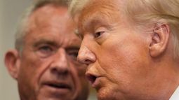 El presidente de Estados Unido, Donald Trump, habla en la sala Roosevelt de la Casa Blanca, el lunes 22 de septiembre de 2025, en Washington, mientras el secretario de Salud y Servicios Humanos, Robert F. Kennedy Jr., escucha. (AP Foto/Mark Schiefelbein)