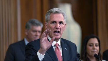 ARCHIVO - El presidente de la Cámara de Representantes de Estados Unidos, Kevin McCarthy, republicano por California, celebra una conferencia de prensa antes del receso estival de la cámara en agosto, en el Capitolio, Washington, el 27 de julio de 2023. (AP Foto/J. Scott Applewhite, Archivo)