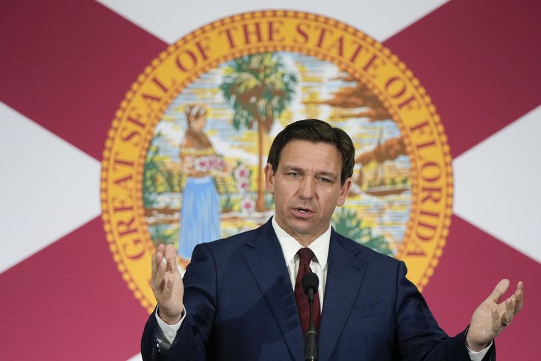 ARCHIVO - El gobernador de Florida, Ron DeSantis habla en conferencia de prensa el 9 de mayo de 2023, en Miami. (AP Foto/Rebecca Blackwell, archivo)
