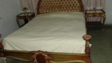 americateve | En Cuba están vendiendo un juego de cuarto que supuestamente perteneció a Fulgencio Batista. Este juego de cuarto se anuncia en una página de internet y el precio parece responder más al discutible abolengo de los muebles que a su valor real.