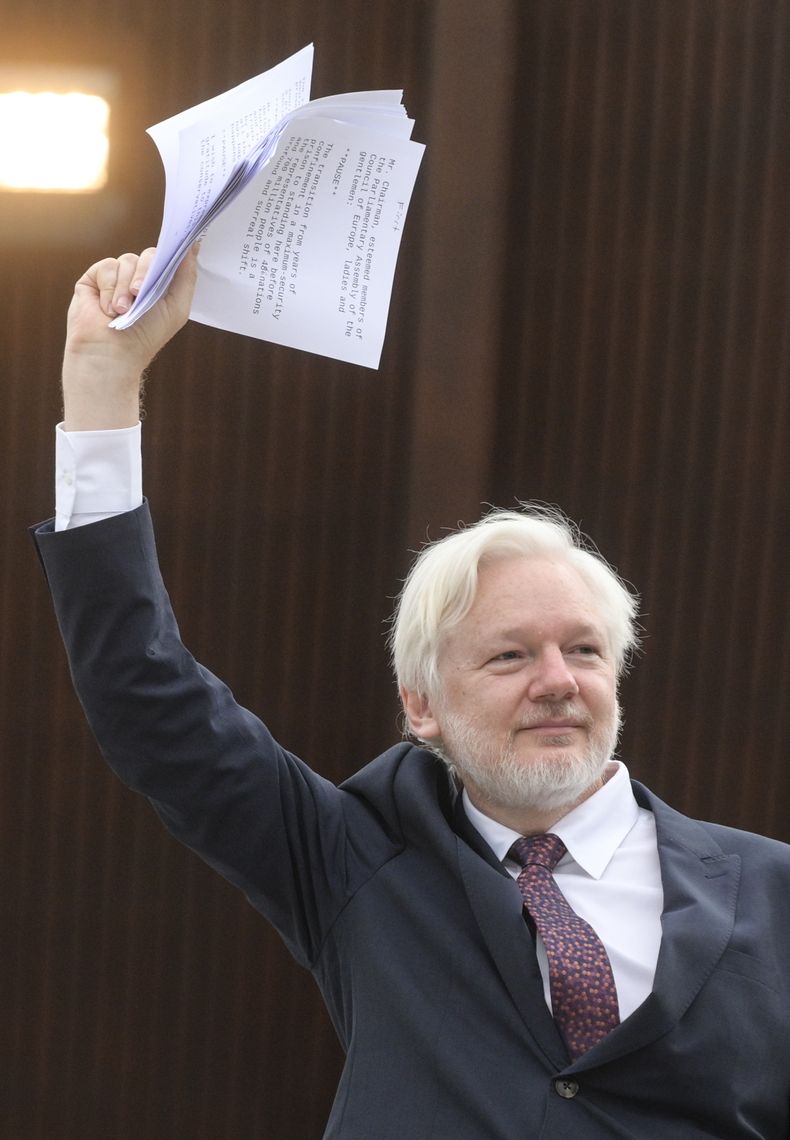 El fundador de Wikileaks, Julian Assange, levanta el brazo a su llegada al Consejo de Europa, en Estrasburgo, Francia, el 1 de octubre de 2024. (AP Foto/Pascal Bastien.)