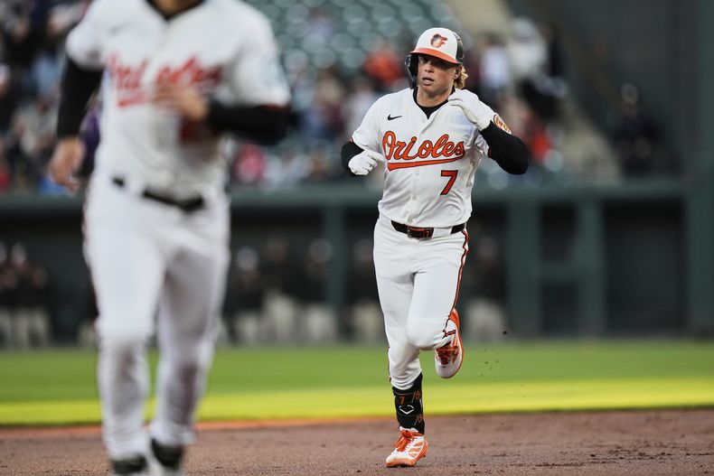 Jackson Holliday (7), de los Orioles de Baltimore, recorre las bases detrás de Ramon Urias, izquierda, después de batear un grand slam durante la segunda entrada del juego de béisbol de Grandes Ligas frente a los Guardianes de Cleveland, el miércoles 16 de abril de 2025, en Baltimore. (AP Foto/Stephanie Scarbrough)