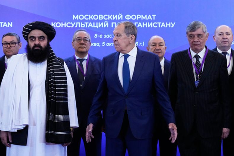 Al frente, de izquierda a derecha, el ministro de Asuntos Exteriores afgano Amir Khan Muttaqi, el ministro de Asuntos Exteriores ruso Sergey Lavrov y el enviado presidencial ruso en Afganistán, Zamir Kabulov, posan para una foto antes de las consultas en formato de Moscú sobre Afganistán en Moscú, lunes 5 de octubre de 2026. (Foto AP/Alexander Zemlianichenko)