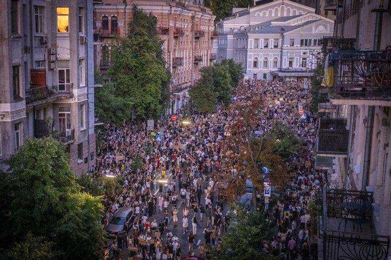 Miles de personas protestan contra una ley contra las instituciones anticorrupción, cerca de la oficina presidencial, en Kiev, Ucrania, el 23 de julio de 2025.(AP Foto/Dan Bashakov)