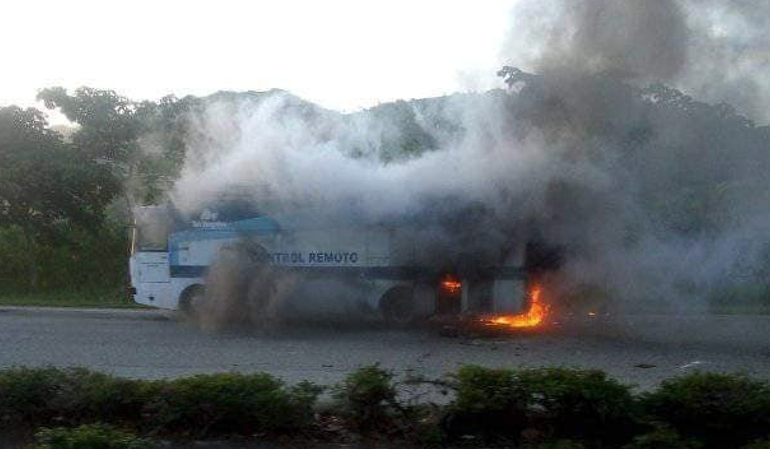 Unidad de Control Remoto de Tele Turquino se incendia en plena carretera de Santiago de Cuba