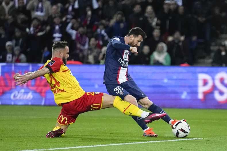 Lionel Messi marca el tercer tanto del París Saint-Germain ante Lens, en un encuentro de la liga francesa, el sábado 15 de abril de 2023 (AP Foto/Michel Euler)