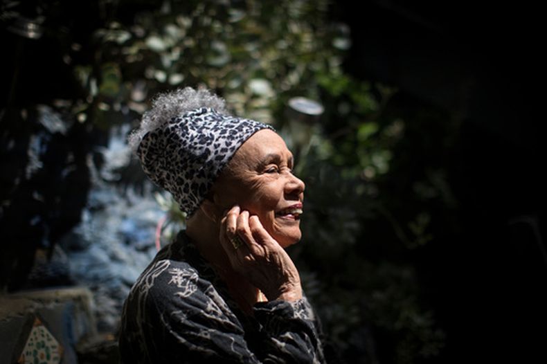 La artista Betye Saar, de Los Ángeles, en el patio trasero de su casa el 22 de abril de 2016 en Los Ángeles, California. (Gina Ferazzi/Los Angeles Times via AP)