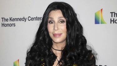 ARCHIVO - Cher, homenajeada del Centro Kennedy 2018, asiste a la 41ª edición anual de los premios del Centro Kennedy en el Centro Kennedy el 2 de diciembre de 2018 en Washington. Hollywood reaccionó rápidamente a la noticia del domingo 21 de julio de 2024 de que el presidente Joe Biden pondría fin a su candidatura a la reelección y respaldaría a la vicepresidenta Kamala Harris. (Foto Greg Allen/Invision/AP, archivo)