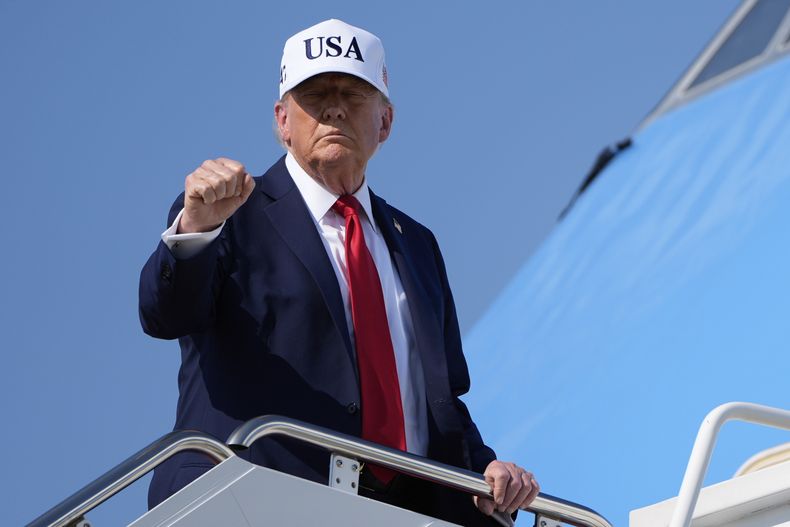 El presidente estadounidense Donald Trump aborda el avión presidencial, el jueves 3 de julio de 2025, en la Base de la Fuerza Aérea Andrews, Maryland. (AP Foto/Alex Brandon)