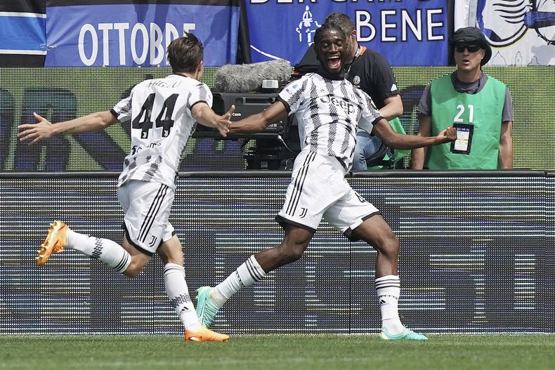 Samuel Iling-Junior celebra tras anotar el primer gol de Juventus en el partido contra Atalanta en la Serie A italiana, el domingo 7 de mayo de 2023. (Spada/LaPresse vía AP)