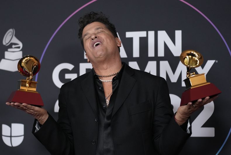 ARCHIVO - Carlos Vives posa en la sala de prensa con sus trofeos en forma de gramófono del Latin Grammy otorgados mejor canción pop/rock y mejor álbum tropical contemporáneo, en la 23a Entrega Anual del Latin Grammy en Las Vegas, el 17 de noviembre de 2022. (Foto AP/John Locher, archivo)