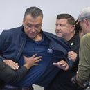 El senador demócrata Alex Padilla al momento de ser sacado de la sala durante una conferencia de prensa de la secretaria de Seguridad Nacional Kristi Noem en Los Ángeles el 12 de junio del 2025. (David Crane/The Orange County Register via AP)