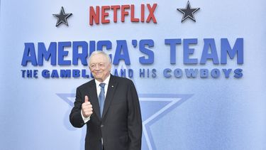 Jerry Jones, dueño de los Cowboys de Dallas, llega al estreno de la producción Americas Team: The Gambler and His Cowboys el lunes 11 de agosto en Los Ángele (Photo by Richard Shotwell/Invision/AP)