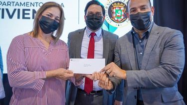 comerciantes del sur afectados por los huracanes irma y maria reciben $500,000 en subvenciones
