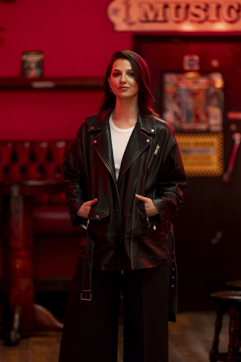 Marisa Abela posa para un retrato en el pub Dublin Castle durante la promoción de la película Back to Black el viernes 22 de marzo de 2024 en Londres. (Foto Vianney Le Caer/Invision/AP)