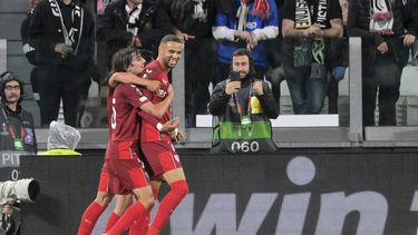 Youssef En-Nesyri (derecha) del Sevilla celebra tras anotar el gol del Sevilla en el empate 1-1 contra Juventus en las semifinales de la Liga Europa, el jueves 11 de mayo de 2023, en Turín. (Tano Pecoraro/LaPresse vía AP)