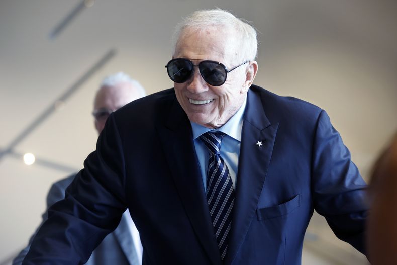 Jerry Jones, dueño de los Cowboys de Dallas, previo a la votación para aprobar la venta de los Commanders de Washington, el jueves 20 de julio de 2023, en Bloomington, Minnesota. (AP Foto/Bruce Kluckhohn)