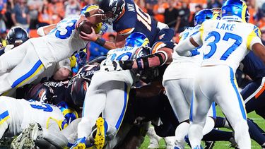 Bo Nix (10), quarterback de los Broncos de Denver, anota un touchdown frente a los Rams de Los Ángeles durante la segunda mitad del partido de la NFL, el domingo 27 de septiembre de 2026, en Denver. (AP Foto/David Zalubowski)